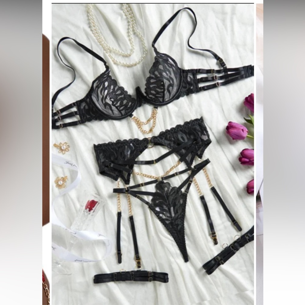 Lingerie Set - Picture 2 of 3